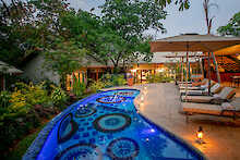 Shongwe Lookout Guest Lodge Pool und Liegen zum entspannen