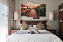 Doppelbett mit großem Bild an der Wand