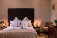 Doppelzimmer mit warmen Licht im Guesthouse Voigtland