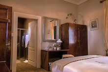 Doppelzimmer mit Blick ins Bad im Guesthouse Voigtland