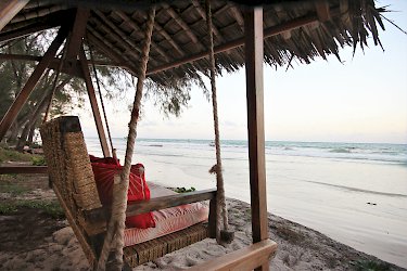 Hollywoodschaukel am Strand von Kenia