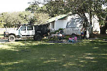 Auto und Wohnwagen in der Nkhotakota Pottery Lodge