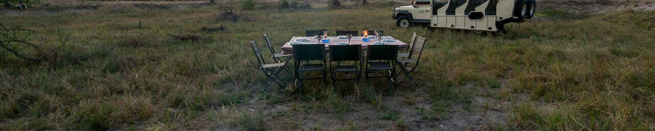 Safarifahrzeug am Lagerfeuer im Chobe-Nationalpark Botswana