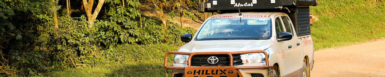 Toyota Hilux Camper auf der Straße zum Bwindi-Nationalpark in Uganda