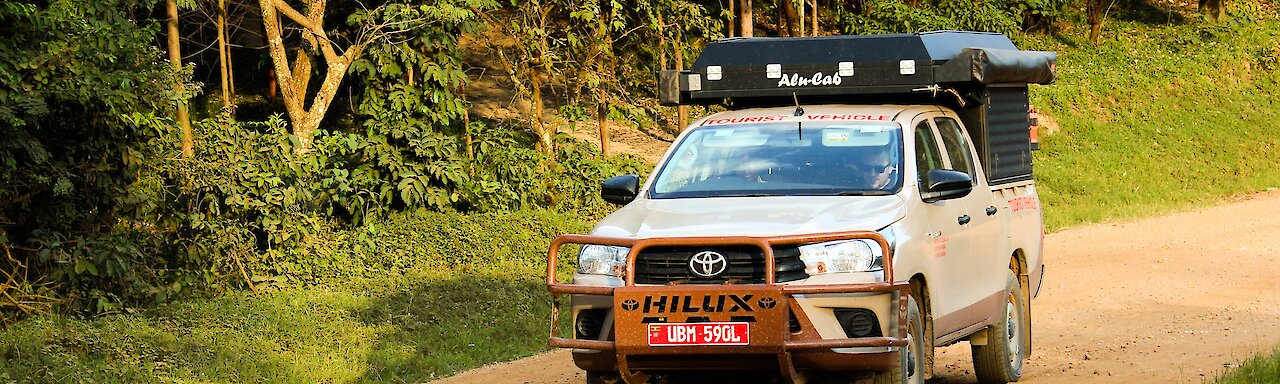 Toyota Hilux Camper auf der Straße zum Bwindi-Nationalpark in Uganda