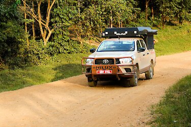 Toyota Hilux Camper auf der Straße zum Bwindi-Nationalpark in Uganda