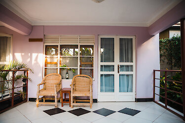 Einladende Terrasse mit Stühlen