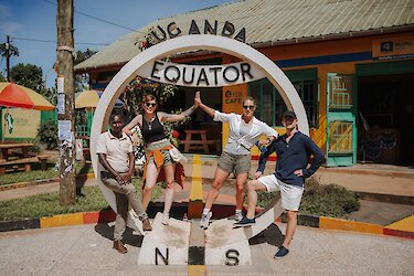 Kundin Janine Heinecke am Äquatormonument in Uganda