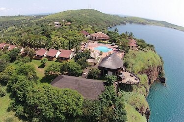 Kigoma Hilltop Hotel in Weitaufnahme mit Blick auf das Kigoma Bay