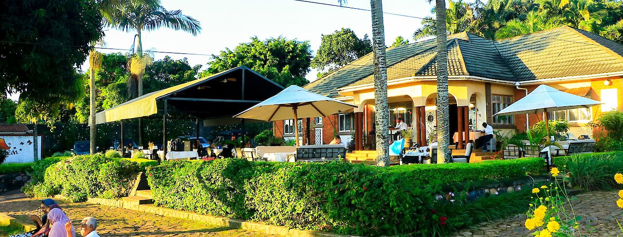 Carpe Diem Guest House in Uganda Enteppe auf dem Nsamizi-Hügel, mit Blick auf Garten mit Sitzgelegenheiten