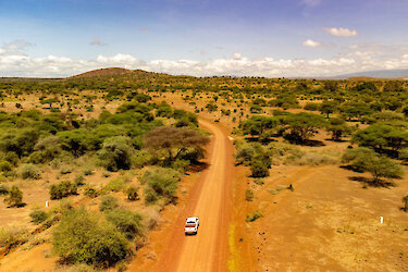 Drohnenaufnahme von der Straße zum Kilimandscharo