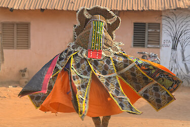 Tanz der Egun-Masken