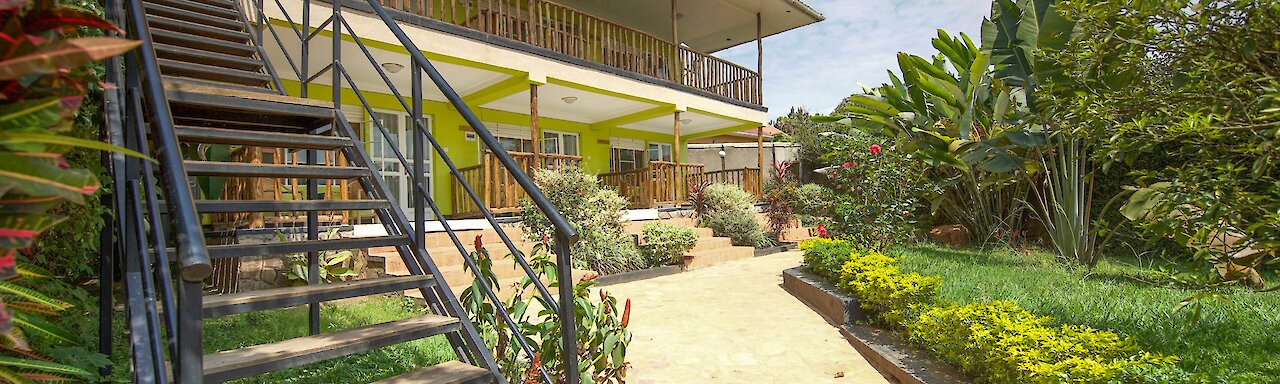 Papyrus Guesthouse in Uganda - Hauptgebäude mit Treppe zu den Zimmern