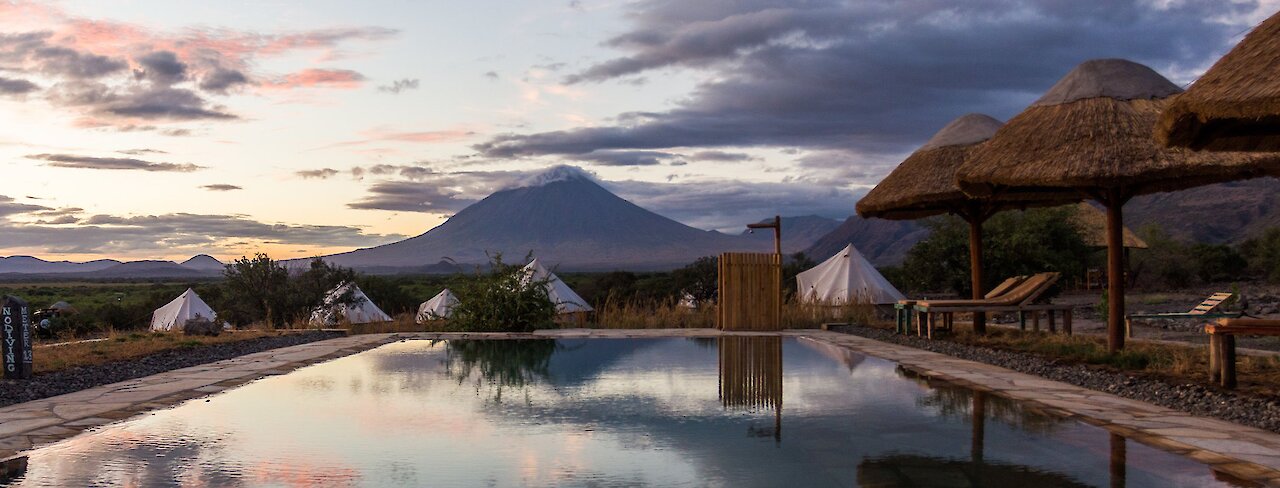 Africa Safari Lake Natron Camp - Pool bei Sonnenuntergang mit Blick zum Kilimanjaro