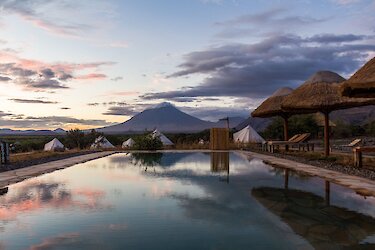 Africa Safari Lake Natron Camp - Pool bei Sonnenuntergang mit Blick zum Kilimanjaro