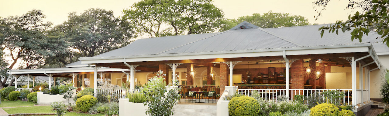 Blick auf die Terrasse der Pioneers Lodge