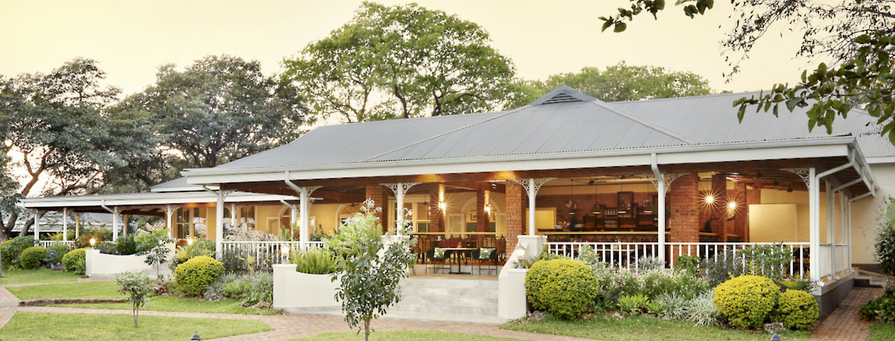 Blick auf die Terrasse der Pioneers Lodge