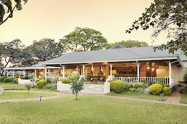 Blick auf die Terrasse der Pioneers Lodge