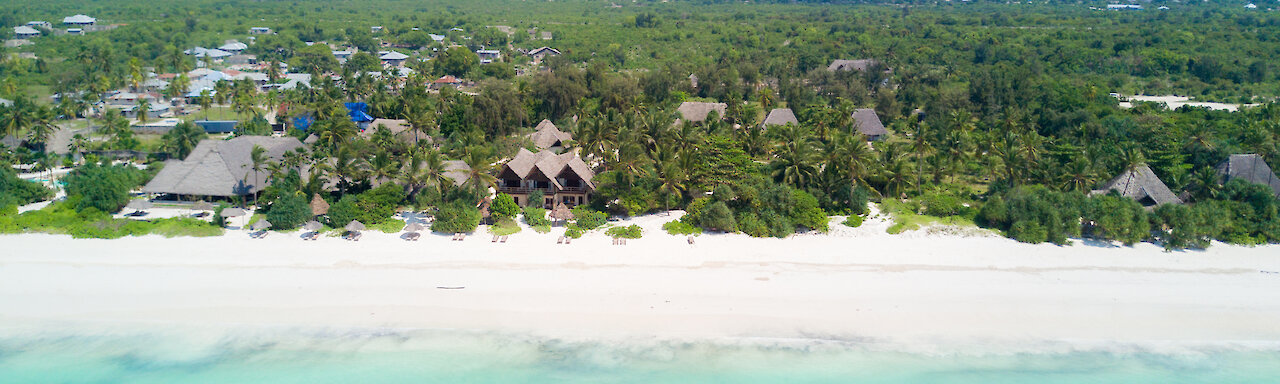 Luftaufnahme vom Meer und dem Zanzibar Pearl