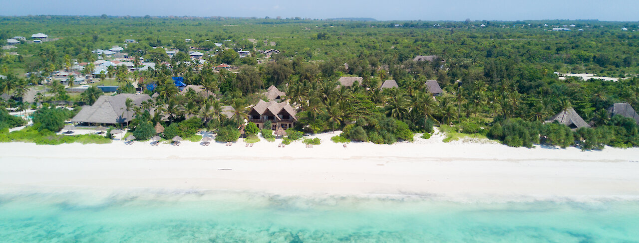 Luftaufnahme vom Meer und dem Zanzibar Pearl