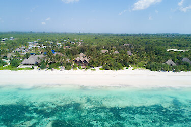 Luftaufnahme vom Meer und dem Zanzibar Pearl