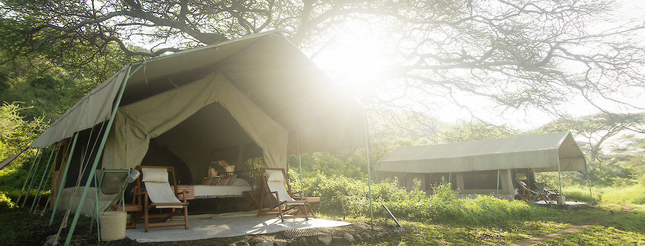 Eingang zum Esirai Camp Zelt im Serengeti-Nationalpark in Weitaufnahme