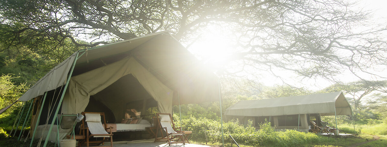 Eingang zum Esirai Camp Zelt im Serengeti-Nationalpark in Weitaufnahme