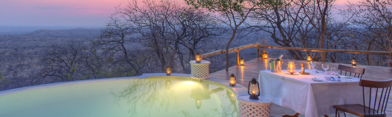 Pool bei Sonnenuntergangslicht im Ikuka Safari Camp