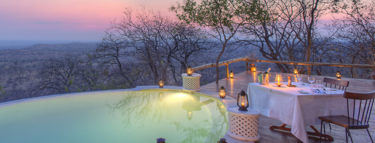 Pool bei Sonnenuntergangslicht im Ikuka Safari Camp