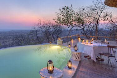 Pool bei Sonnenuntergangslicht im Ikuka Safari Camp