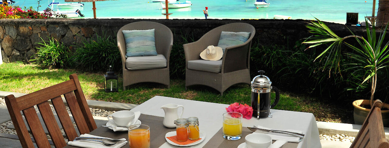 Frühstückstisch mit Blick auf den Strand
