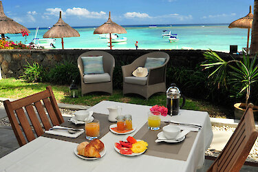 Frühstückstisch mit Blick auf den Strand