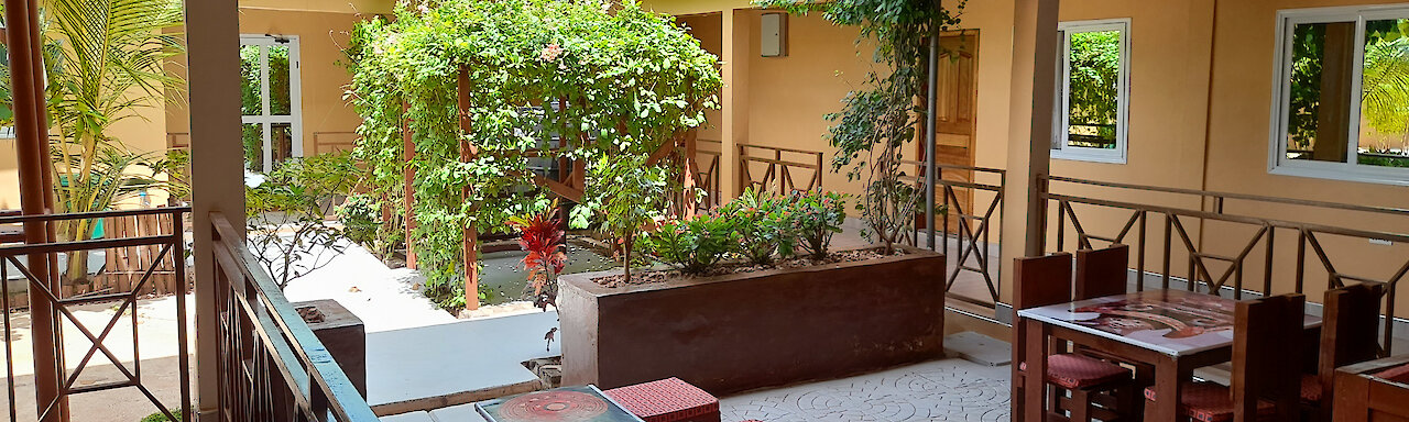 Überdachter Essbereich in der Little Afrika Lodge