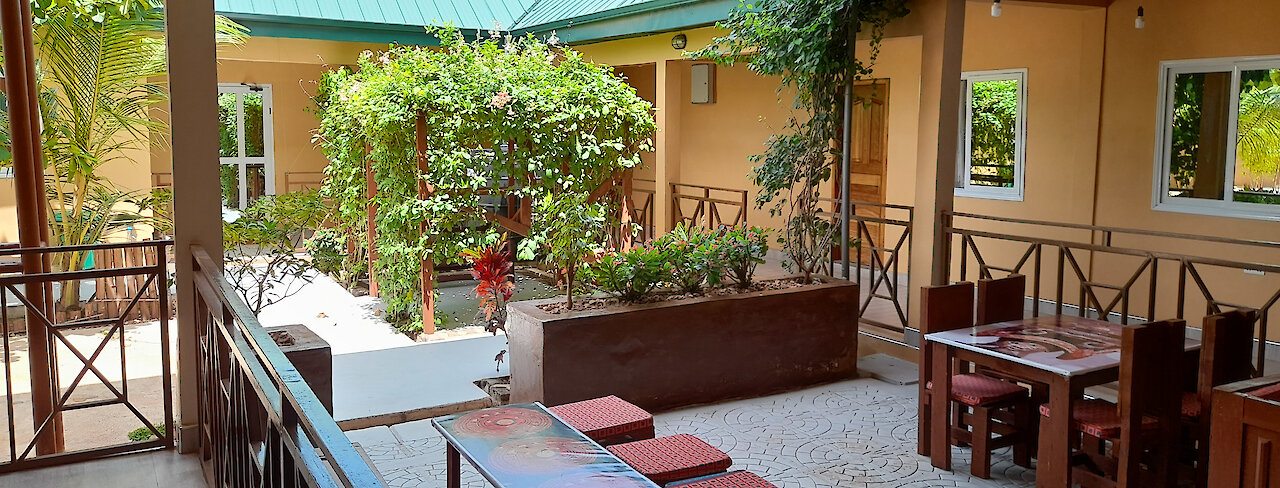 Überdachter Essbereich in der Little Afrika Lodge