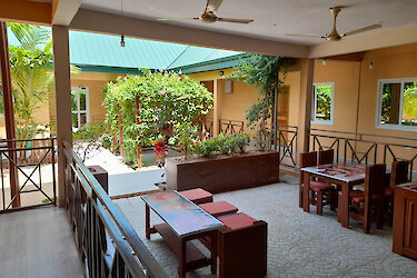 Überdachter Essbereich in der Little Afrika Lodge