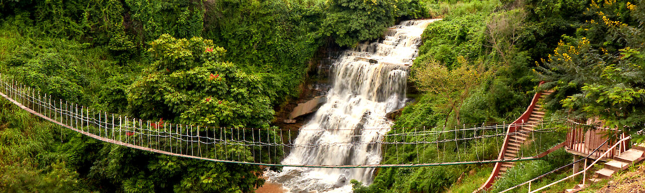 Eine Hängeseilbrücke vor den Kintampo Wasserfällen