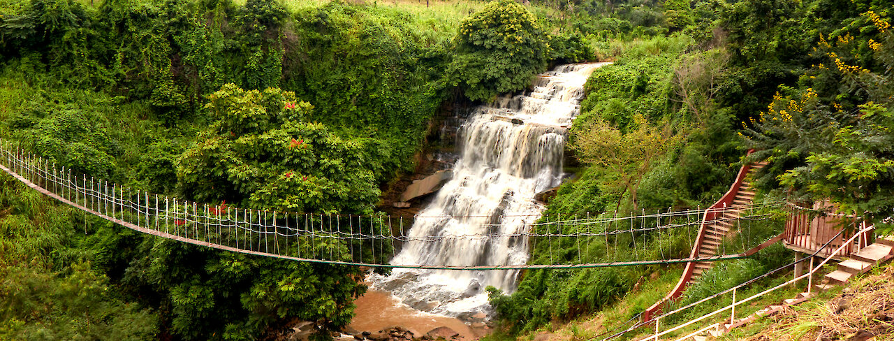 Eine Hängeseilbrücke vor den Kintampo Wasserfällen