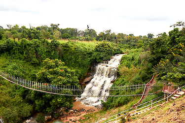 Eine Hängeseilbrücke vor den Kintampo Wasserfällen