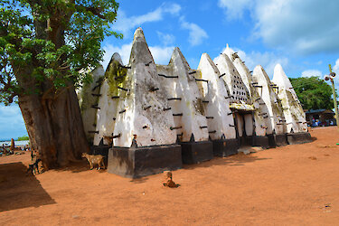 Außenansicht der Larabanga Moschee