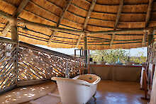 Badezimmer mit Badewanne im Ikuka Safari Camp