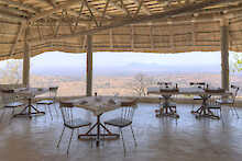 Restaurant mit Ausblick im Ikuka Safari Camp