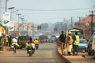 Straßenszene in Entebbe - Uganda