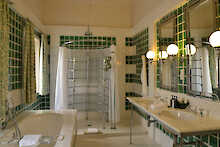 Badezimmer mit Dusche und Badewanne