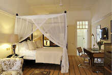 Schlafzimmer mit Himmelbett