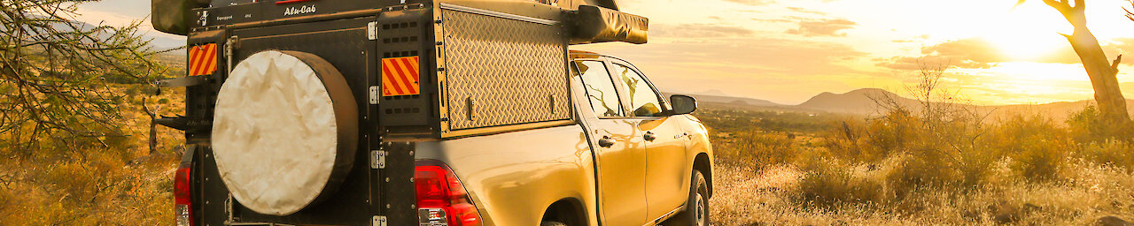 Toyota mit Dach Zelt vorm Sonnenuntergang