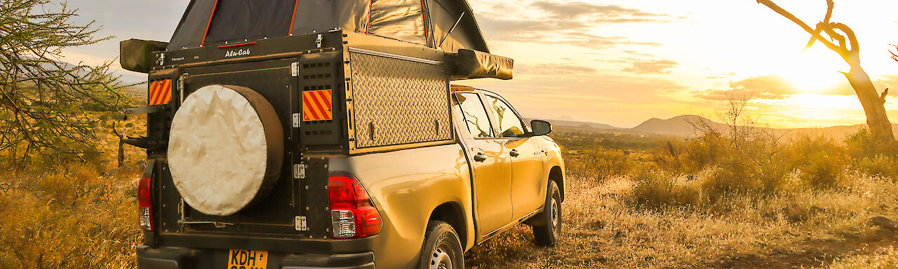 Toyota mit Dach Zelt vorm Sonnenuntergang