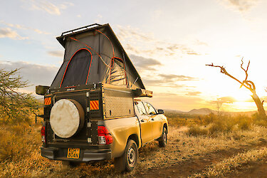 Toyota mit Dach Zelt vorm Sonnenuntergang