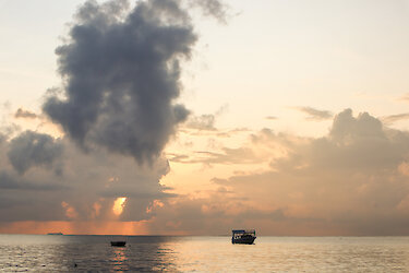 Sonnenuntergang über dem Wasser