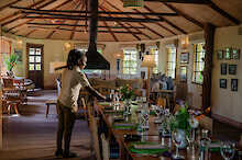 Großer Esstisch im Gemeinschaftsraum der Mount Gahinga Lodge