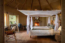 Schlafzimmer mit Doppelbett in der Mount Gahinga Lodge